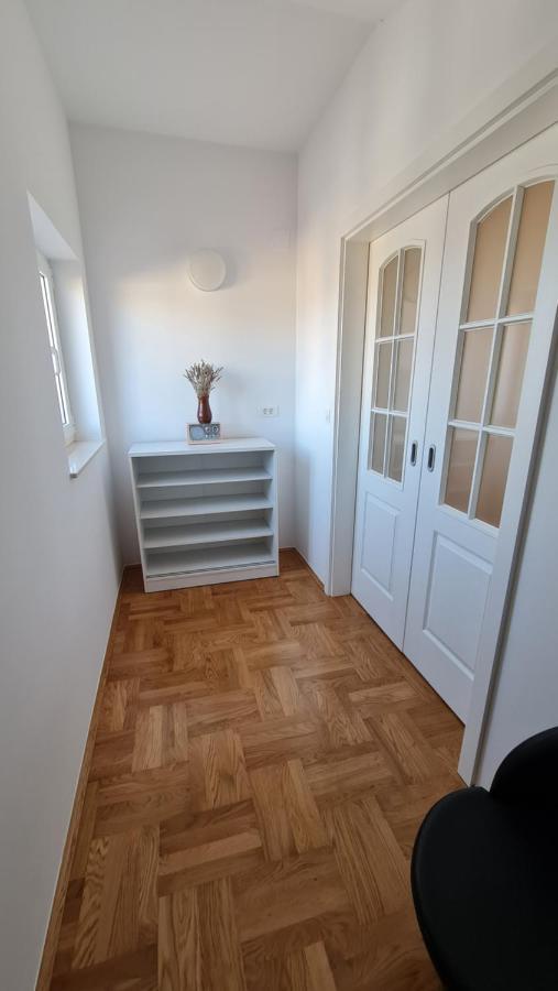 Apartmani Dami Novalja Exteriör bild