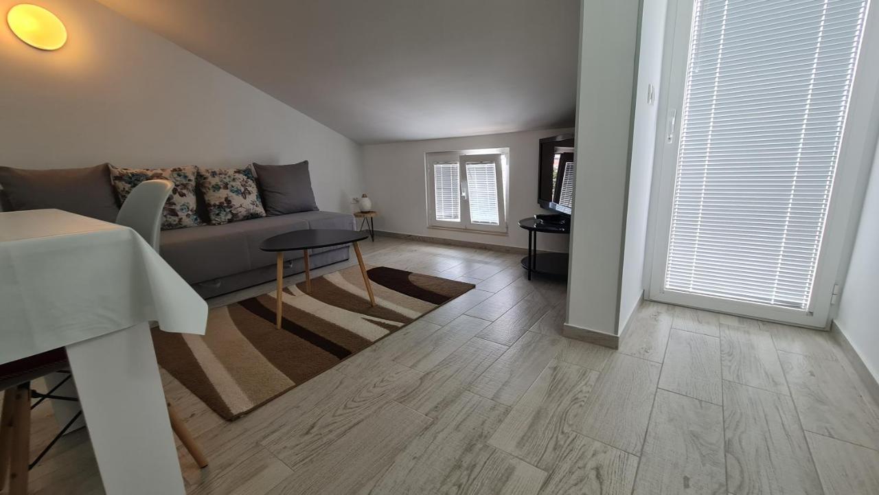 Apartmani Dami Novalja Exteriör bild